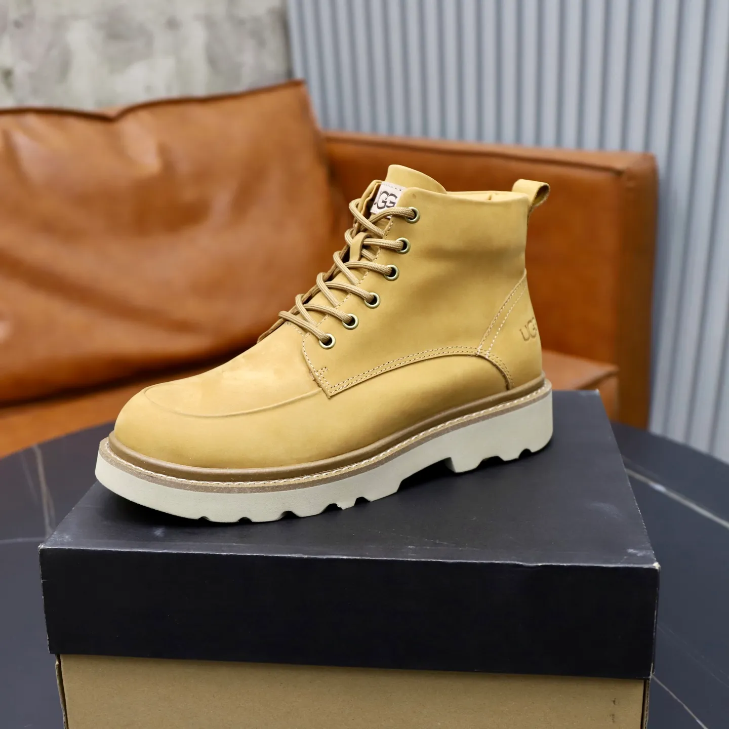 Ex-factory price: 640💰Thick wool imported from Australia Brand: UGG genuine purchase Size: 39-44 Grade: Official website 1:1 Material: First layer of genuine leather waterproof and antifreeze upper Real wool lining Original non-slip soft wear-resistant outsole Style category: Men's casual shoes Trendy style Comfortable on the feet Color: Official website color synchronization